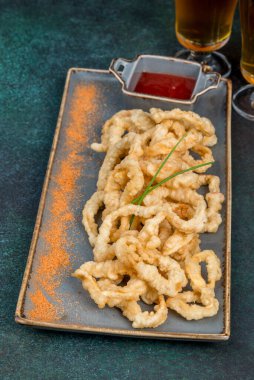 Soslu kalamar yemeği. Yakın çekim.