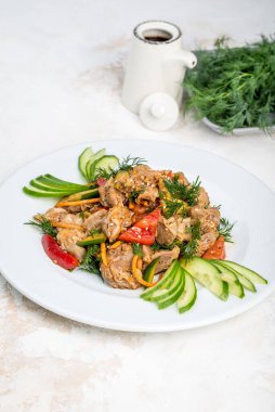 Sebzeli ve taze otlu tavuk ventriküler salatası. Yakın çekim.