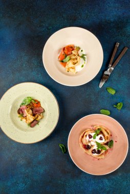 Balıklı krep, biftekli biftek, yukarıdan çekilen böğürtlen