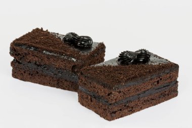 Beyaz arka planda iki parça çikolatalı kek.