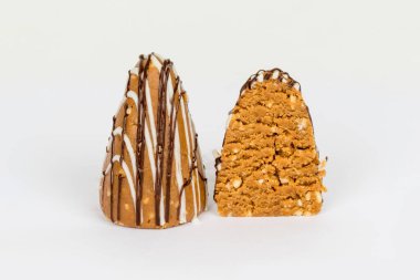 Tenderloin 'in altında beyaz arka planda çekilmiş iki kek. Yakın çekim.