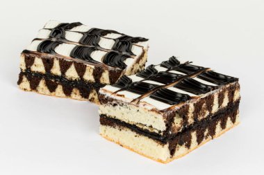 Beyaz arka planda iki parça çikolatalı kek.