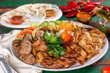 Farklı türde et ve sebzeler yakın plan çekimleri yaparlar.