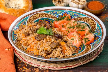 Sebzeli ve otlu doğu yemeği pilavı. Yakın çekim.