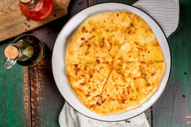 Beyaz tabakta servis edilen, yumurtalı beyaz khachapuri yemeği. Yakın çekim.