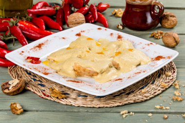 Beyaz bir tabakta servis edilen Satsivi Kafkasya yemeği. Yakın çekim.