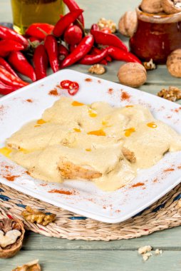 Beyaz bir tabakta servis edilen Satsivi Kafkasya yemeği. Yakın çekim.