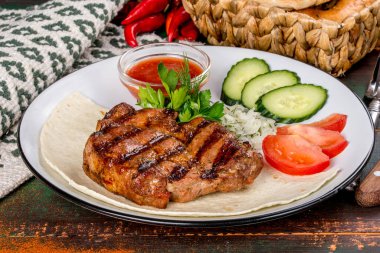 Taze sebzeli ızgara domuz bifteği. Yakın çekim.