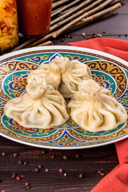 Gürcistan khinkali yemeği. Tabakta et ve desenli. Yakın çekim.