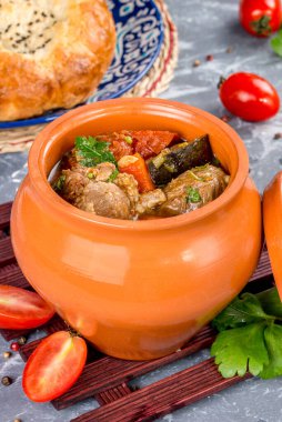 Et ve sebzeli bir tencerede çorba. Dekordaki yakın çekim.