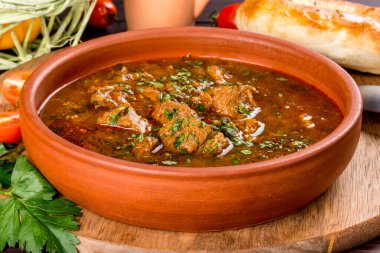 Kil tabakta Gürcistan yemeği chakhokhbili. Dekordaki yakın çekim.