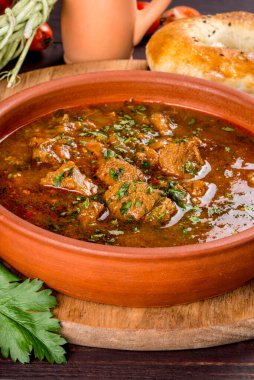 Kil tabakta Gürcistan yemeği chakhokhbili. Dekordaki yakın çekim.