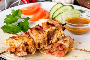 Pastırmalı hindi kebabı ve taze sebze. Yakın çekim.