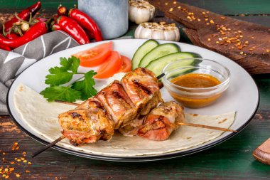 Pastırmalı hindi kebabı ve taze sebze. Yakın çekim.