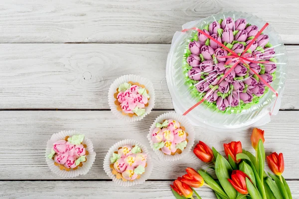 Flowers Tulips Dessert Cake Shot White Wooden Background Close — Stock Photo, Image