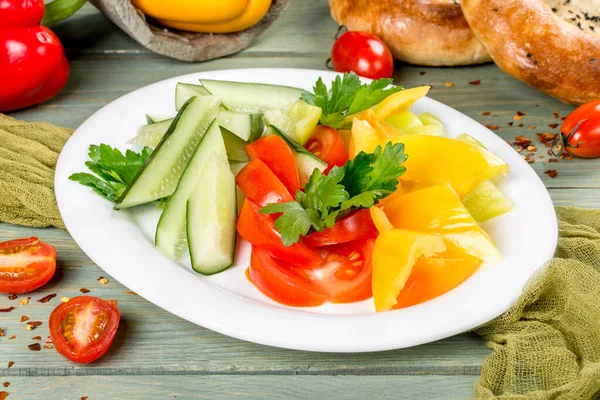 Vegetable Plate Cucumbers Tomatoes Peppers Close Shot — Stock Photo, Image