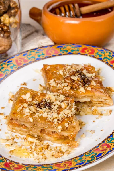 Keleti Desszert Baklava Egy Tányéron Mintával Közelkép — Stock Fotó