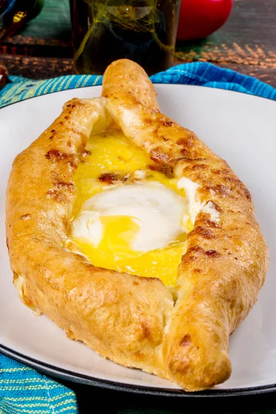 Khachapuri Plat Caucasien Avec Oeuf Servi Sur Une Assiette Blanche — Photo