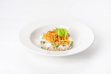 Beyaz tabakta et, yumurta, salatalık ve bitki salatası. Beyaz bir arkaplanda çekilmiş.