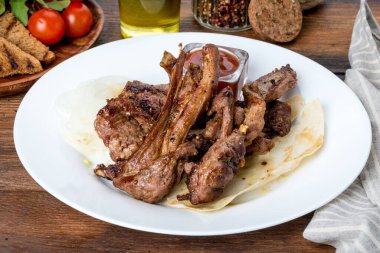 Beyaz bir tabakta, kızarmış pirzola, restoran servisi. Yakın çekim.