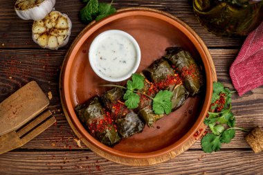 Gürcistan mutfağından soslu bir tabak dolma. Yakın çekim.