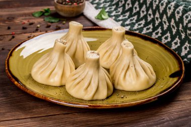 Gürcistan mutfağından khinkali yemeği. Dekordaki yakın çekim.
