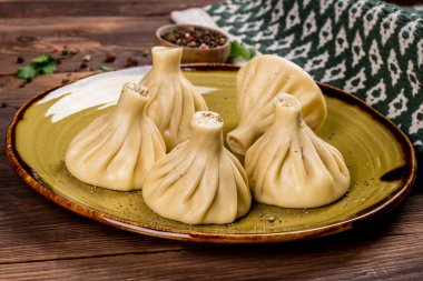 Gürcistan mutfağından khinkali yemeği. Dekordaki yakın çekim.