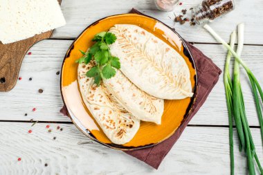 Tabağında otlar olan üç Gürcü turtası. Yukarıdan yakın çekim