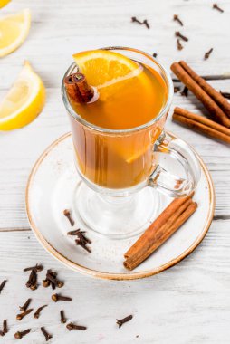 Bardakta tarçınlı ve portakallı sıcak şarap. Yakın çekim.