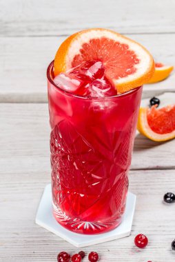 Böğürtlenlerle süslenmiş cam bardakta greyfurtlu limonata. Yakın çekim.
