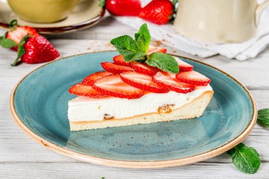 Güzel bir tabakta bir dilim çilekli turta. Yakın çekim.