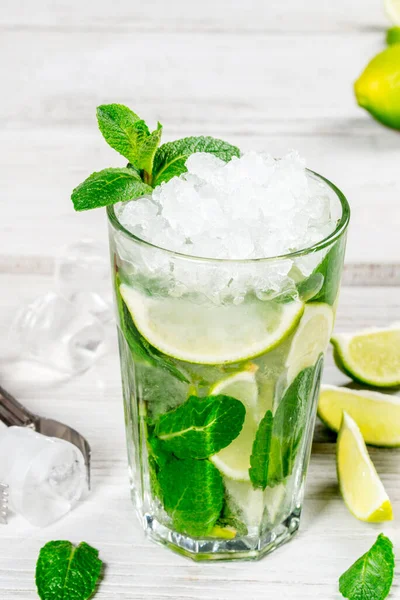 Mojito, buzlu ve limon dilimli bir bardakta içer. Yakın çekim.