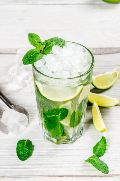 Mojito, buzlu ve limon dilimli bir bardakta içer. Yakın çekim.