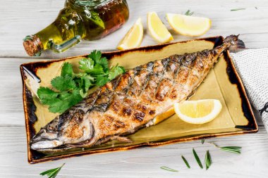 Limonlu ızgara uskumru ve taze maydanoz. Yakın çekim.