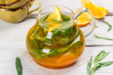 Şeffaf cam çaydanlık ve mango aromalı çay. Yakın çekim.