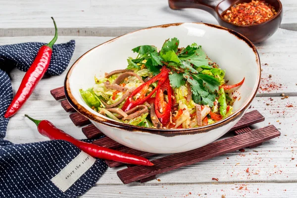 Sebzeli sığır dili salatası, acı biber ve taze otlar. Yakın çekim.