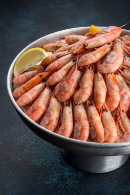 Demir bir tabakta limonlu bir sürü karides. Yakın çekim.