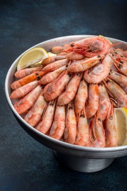 Demir bir tabakta limonlu bir sürü karides. Yakın çekim.