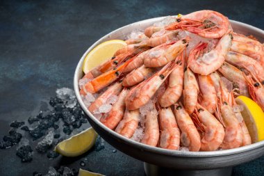 Demir bir tabakta limonlu bir sürü karides. Yakın çekim.