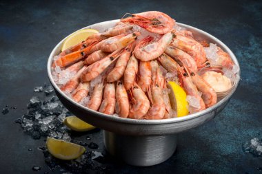 Demir bir tabakta limonlu bir sürü karides. Yakın çekim.