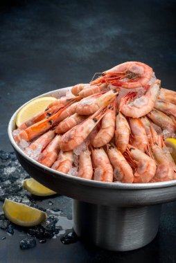 Demir bir tabakta limonlu bir sürü karides. Yakın çekim.