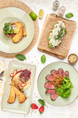 Birkaç çeşit abur cubur, biftek, salata, sandviç. Yukarıdan ateş edildi