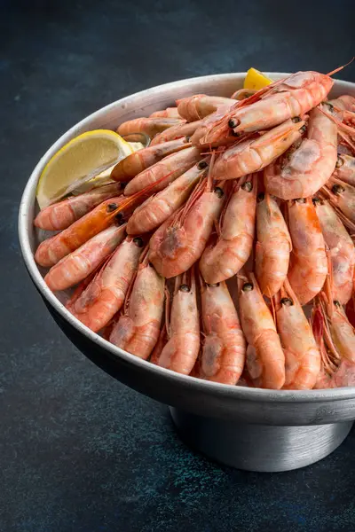 Demir bir tabakta limonlu bir sürü karides. Yakın çekim.