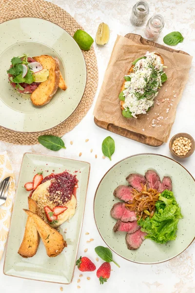 Birkaç çeşit abur cubur, biftek, salata, sandviç. Yukarıdan ateş edildi