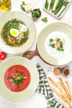 Fotoğrafta üç tabak borç, okroshka, yumurtalı çorba var. Yakın çekim.
