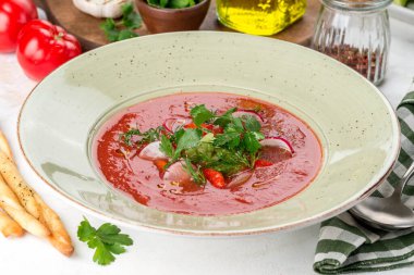 Taze otlu kırmızı Ukrayna borsch 'u. Yakın çekim.