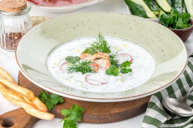 Ulusal yemekler kefir üzerine okroshka. Kapat.