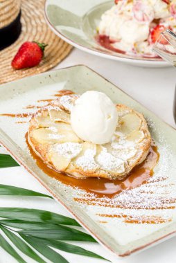 Şekerleme serpiştirilmiş Charlotte tatlısı. Yakın çekim.