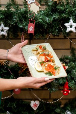 Havyar ve kırmızı balıkla doldurulmuş gözleme. Yakın çekim.