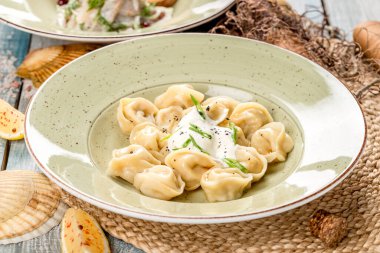 Biberli hamur tatlısı, ekşi krema ve güzel bir tabakta otlar. Yakın çekim.